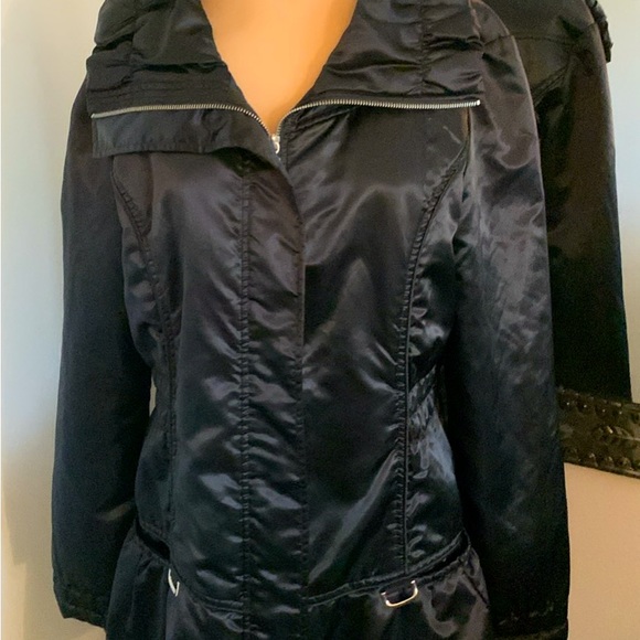 JACKET BLACK SATIN PUFFER STYLE WITH FANCY COLLAR AND BACK. SIZE LARGE - Picture 2 of 7